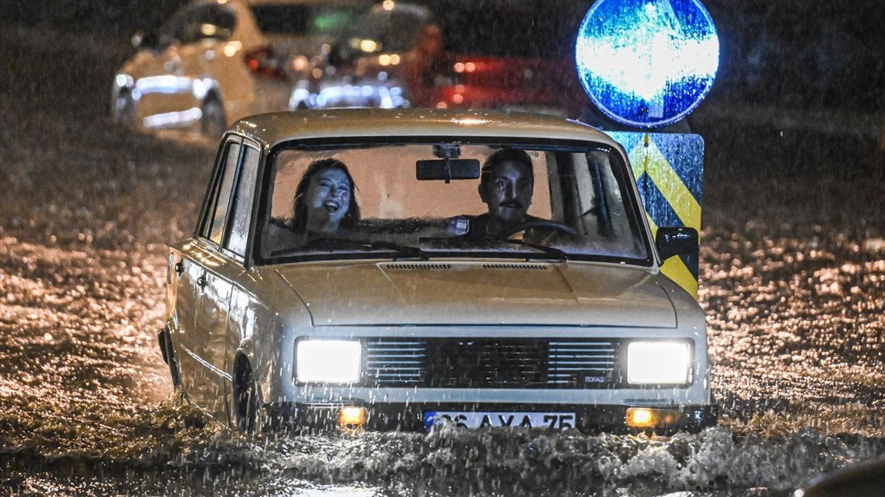 Ankara'da Gök Gürültülü Sağanak ve Dolu Hayatı Olumsuz Etkiledi