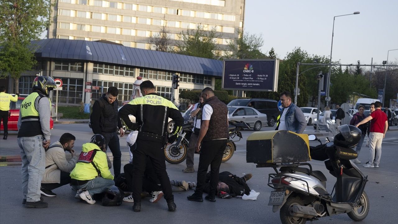 Ankara'da Motosiklet ile Otomobil Çarpıştı: 2 Yaralı