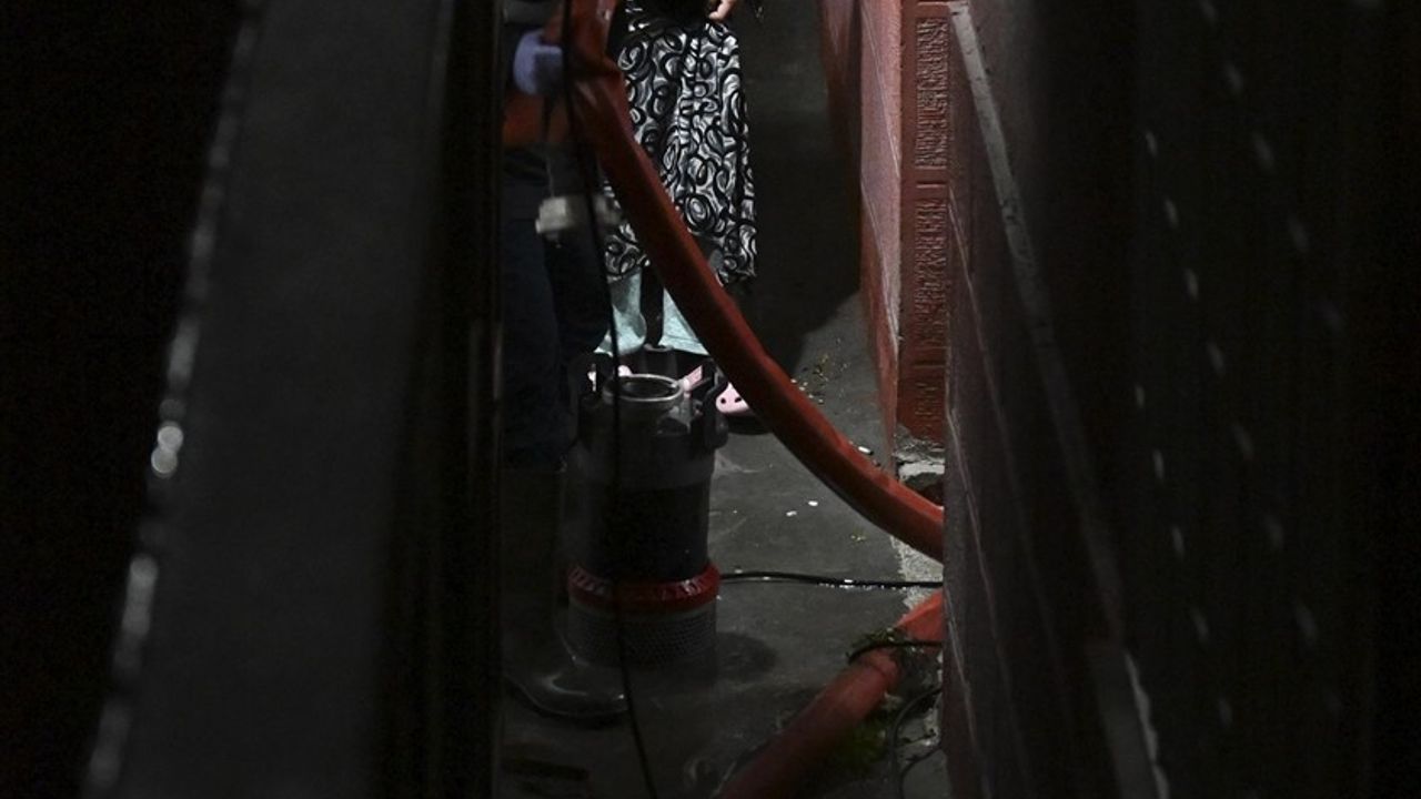Ankara'da Sağanak Yağış İki Daireyi Su Bastı