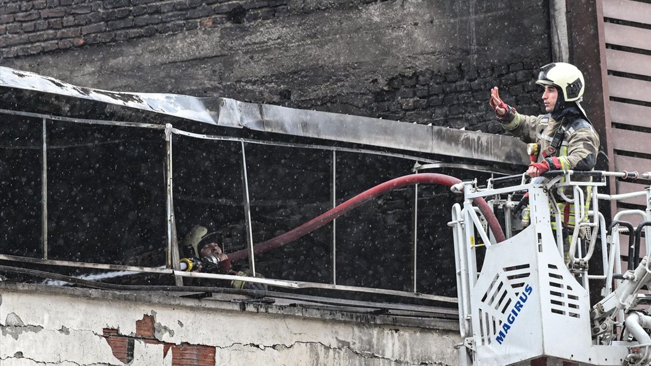 Ankara'daki Mobilya Atölyesinde Yangın Kontrol Altına Alındı