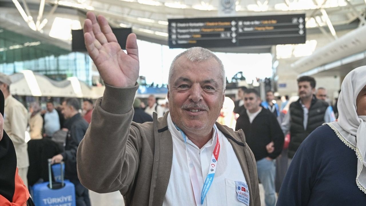 Ankara'dan İlk Hac Kafilesi Dualarla Uğurlandı