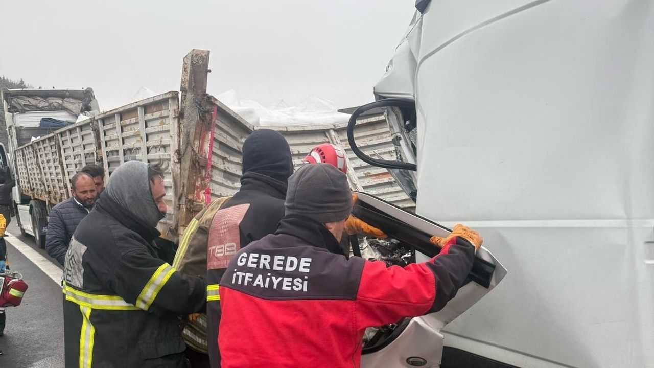 Ankara-İstanbul Otoyolunda Trafik Kazası: Tıra Çarpan Şoför Hayatını Kaybetti