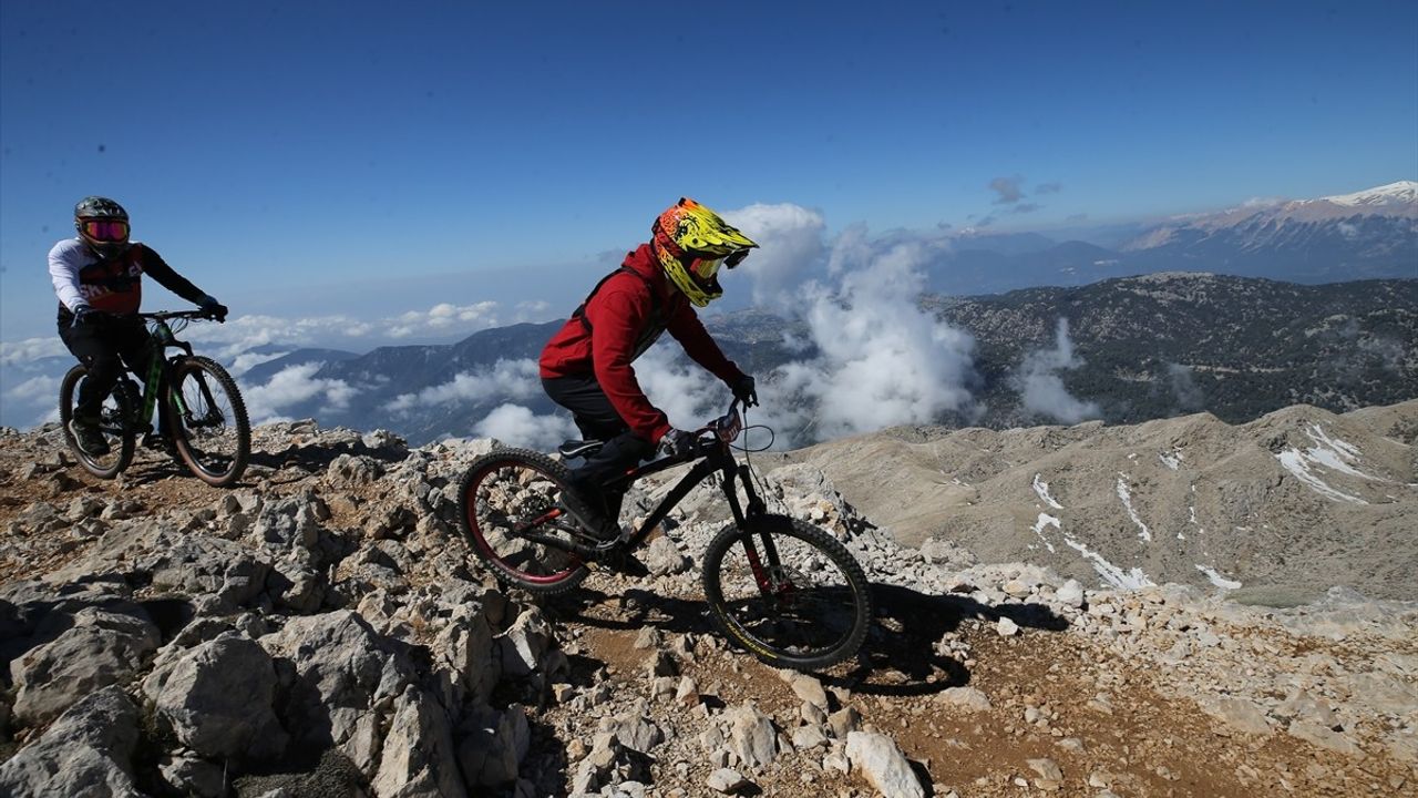 Antalya'da 13 Ülkeden 150 Sporcu, Sky To Sea Dağ Bisikleti Yarışı'nda Mücadele Ediyor