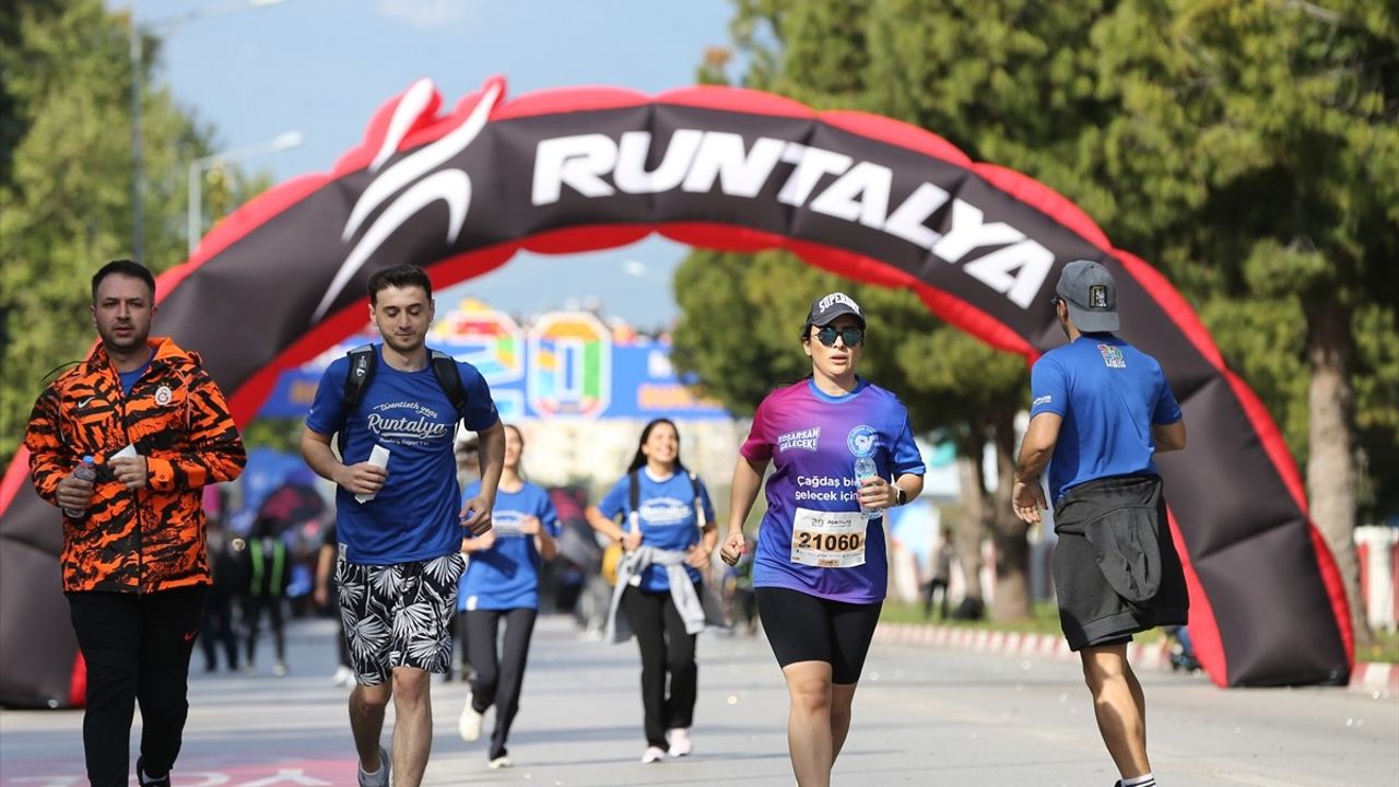Antalya'da 20. Uluslararası Runtalya Maratonu Coşkuyla Başladı