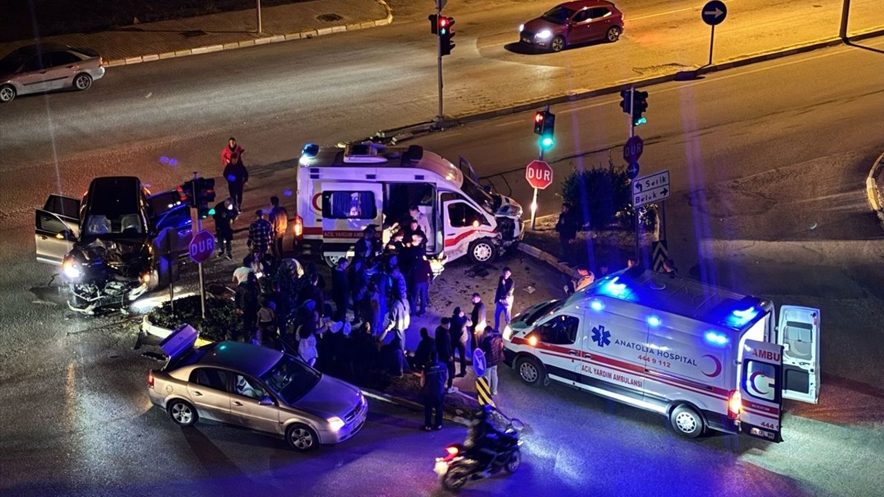 Antalya'da Ambulans ve Otomobil Çarpıştı: 9 Yaralı