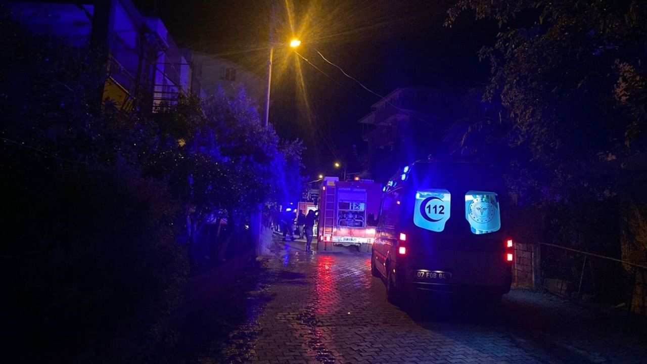 Antalya'da Annesiyle Tartışan Genç, Evini Ateşe Verdi