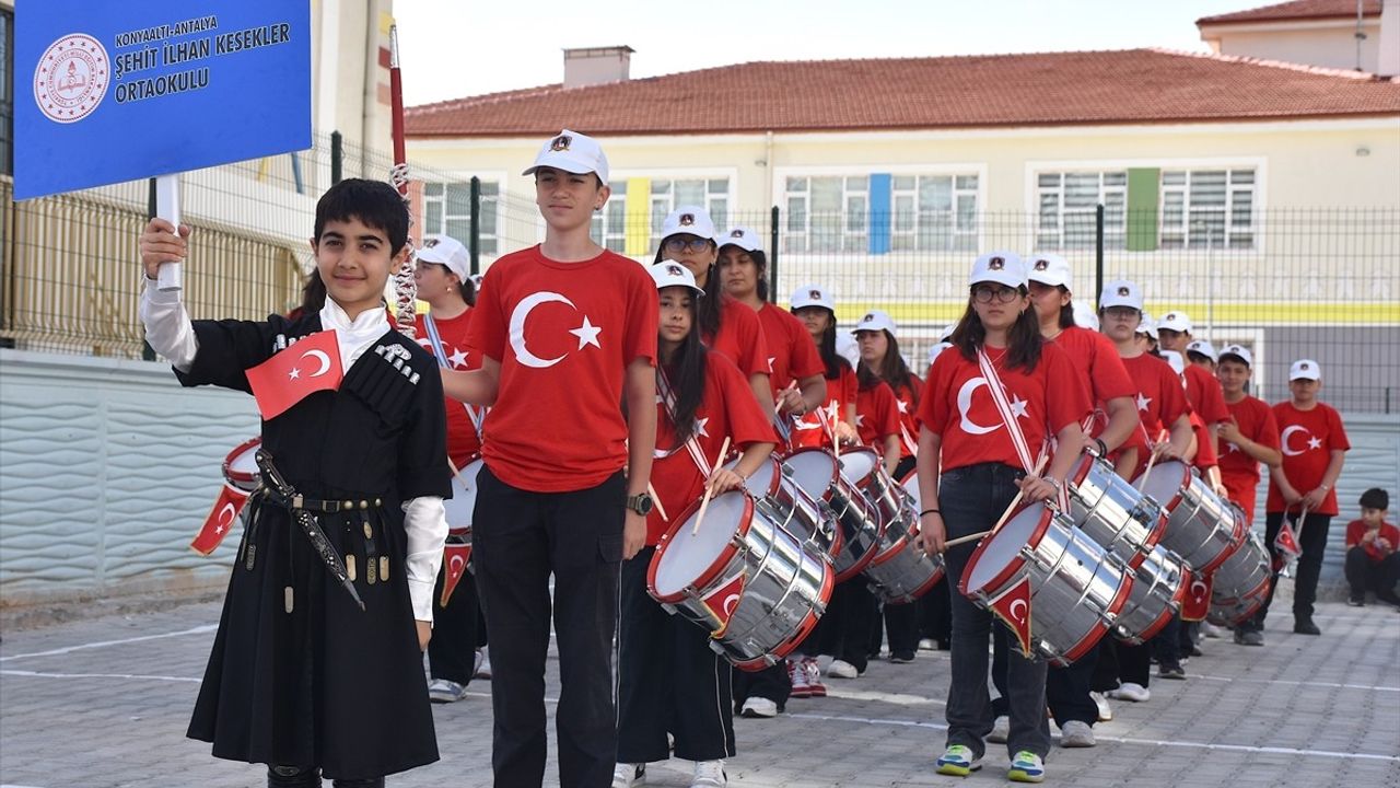 Antalya'da Askeri Bando, Çocuk Bayramı’nda Coşku Dolu Anlar Yaşattı