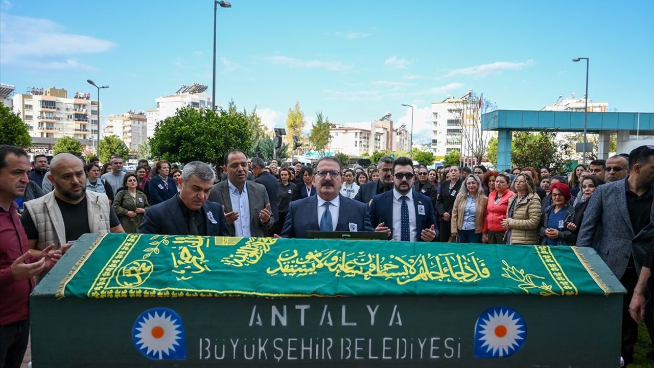 Antalya'da Balkondan Düşerek Hayatını Kaybeden Doktor İçin Tören Düzenlendi
