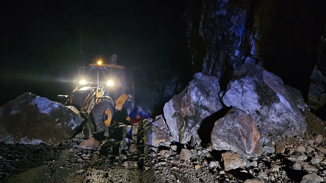 Antalya'da Heyelan Nedeniyle Kapanan Taşatan Yolu Yeniden Ulaşımda