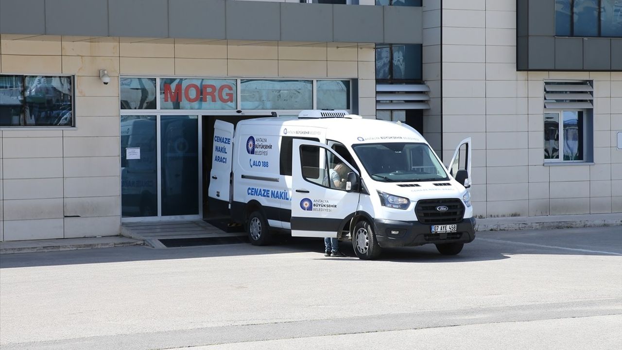 Antalya'da Karbonmonoksit Zehirlenmesi: 3 Kişinin Cenazesi Ailelerine Teslim Edildi