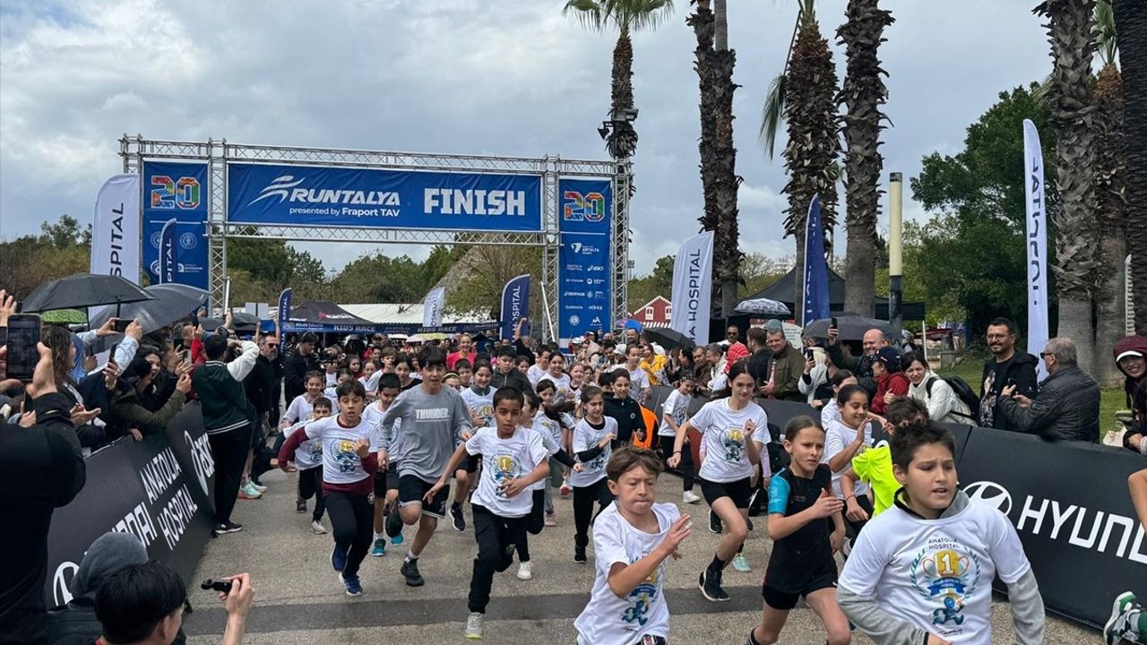 Antalya'da Minik Koşucular Yağmur Altında Maraton Heyecanı Yaşadı
