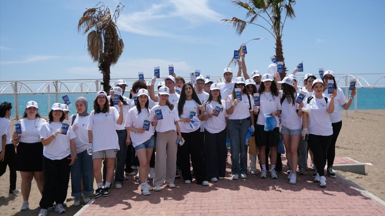 Antalya'da Öğrenciler Caretta Caretta Yuvalama Alanında Temizlik Yaptı
