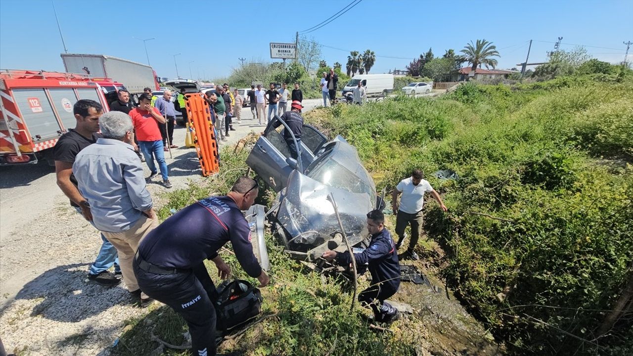 Antalya'da Otomobil Kanalda Devrildi: 2 Yaralı