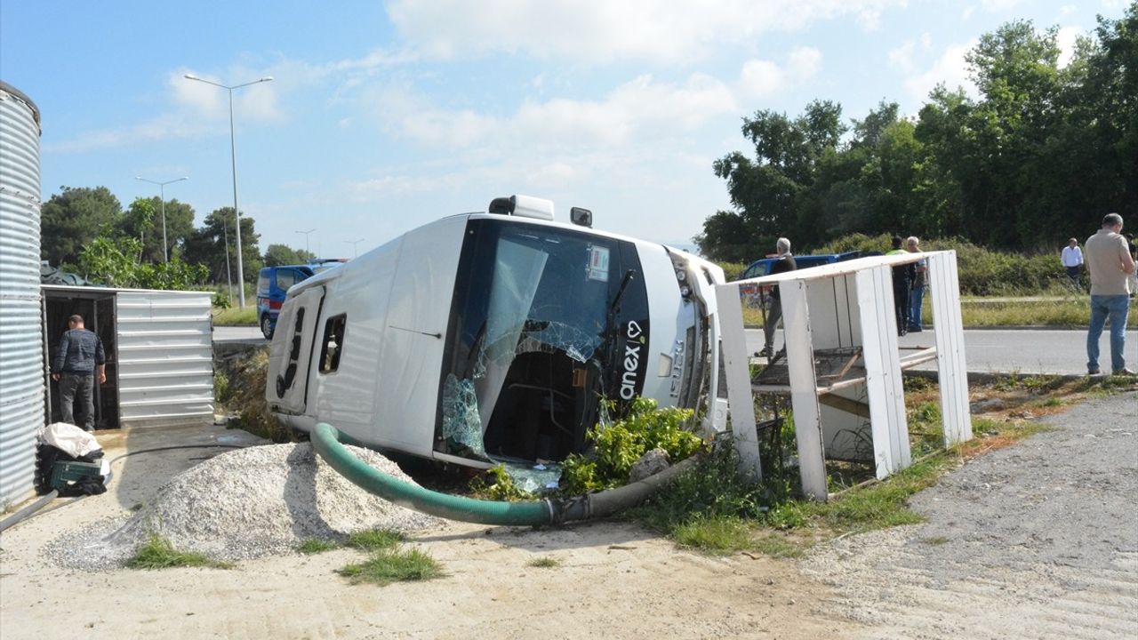 Antalya'da Tur Midibüsü Devrildi: 18 Rus Turist Yaralı