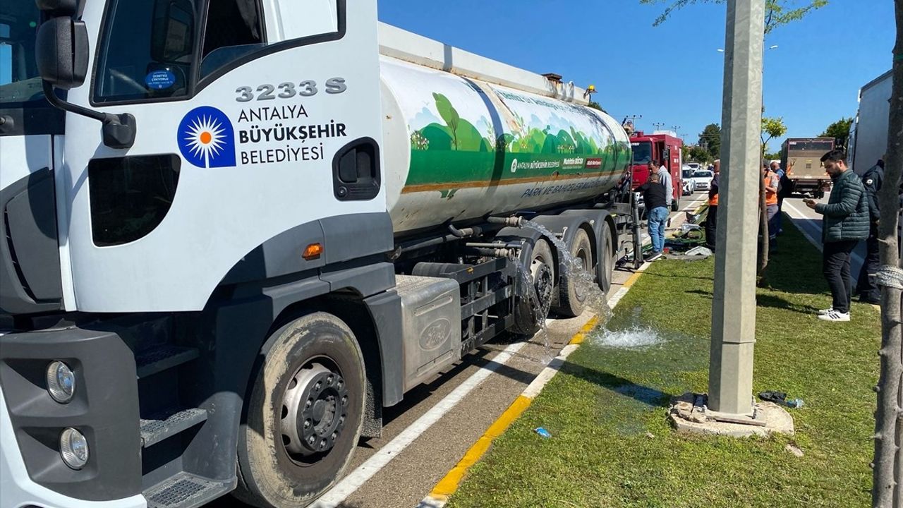 Antalya'da Tur Minibüsü Sulama Tankerine Çarptı: 6 Yaralı