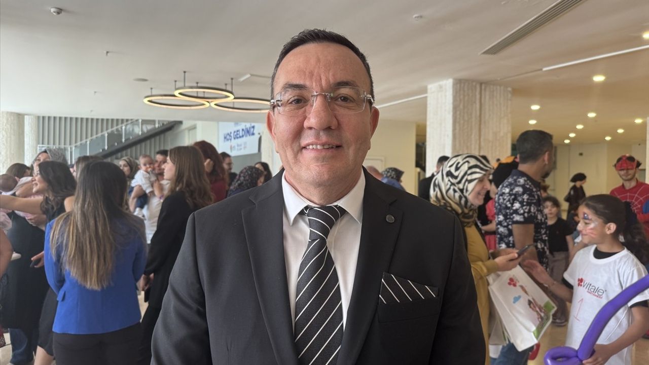 Antalya'da Üçüzler Buluştu: Hastanede Doğan Aileler Bir Araya Geldi