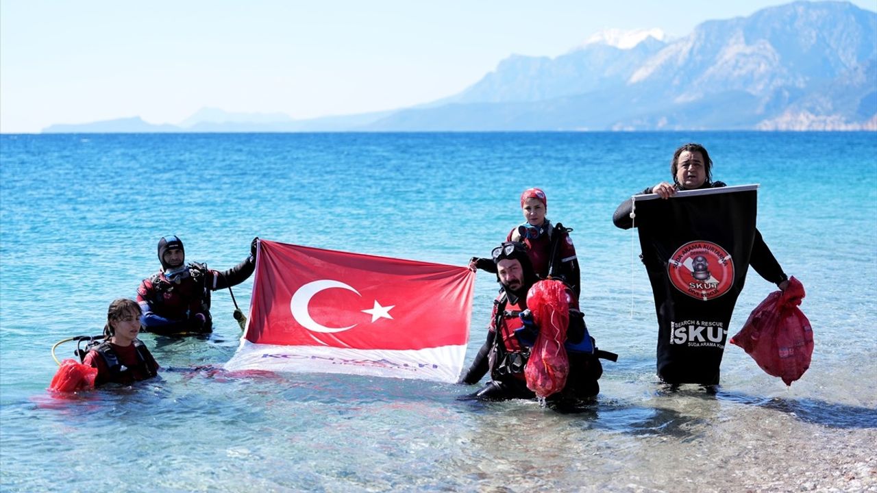 Antalya Konyaaltı Sahili'nde Deniz Temizliği Farkındalık Etkinliği Düzenlendi