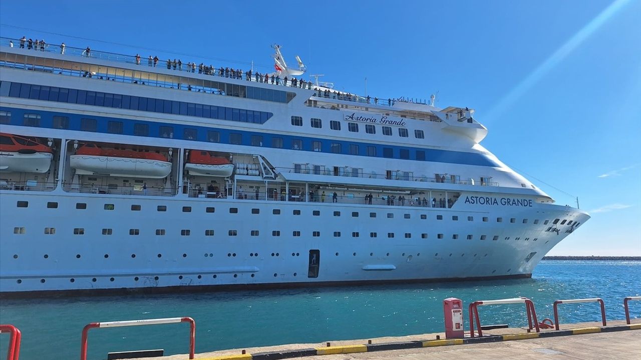 Antalya Limanı'nda 'Astoria Grande' Kruvaziyeri Heyecan Yarattı
