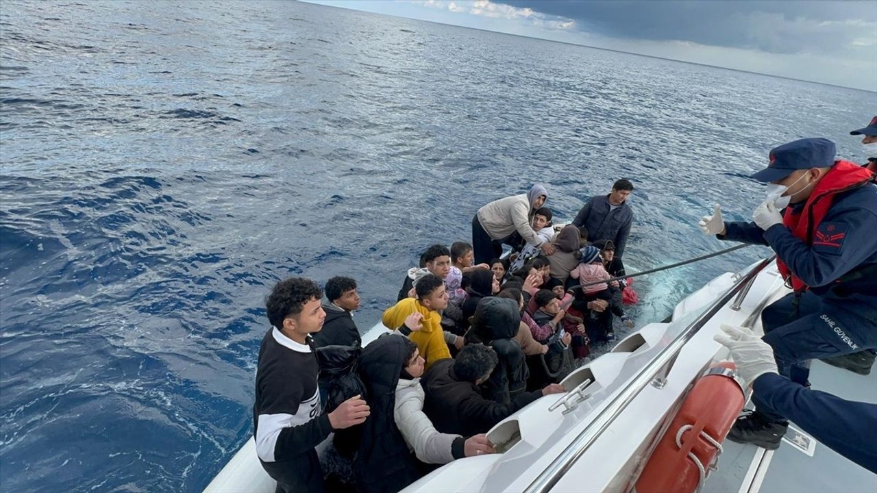 Antalya'nın Kaş Açıklarında 25 Düzensiz Göçmen Kurtarıldı, 1 Cansız Beden Bulundu