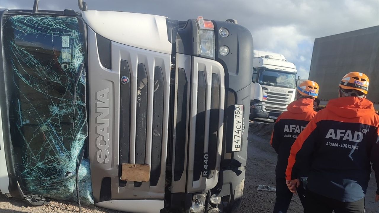 Ardahan'da Devriye Tır Kazası: Sürücü Yaralandı