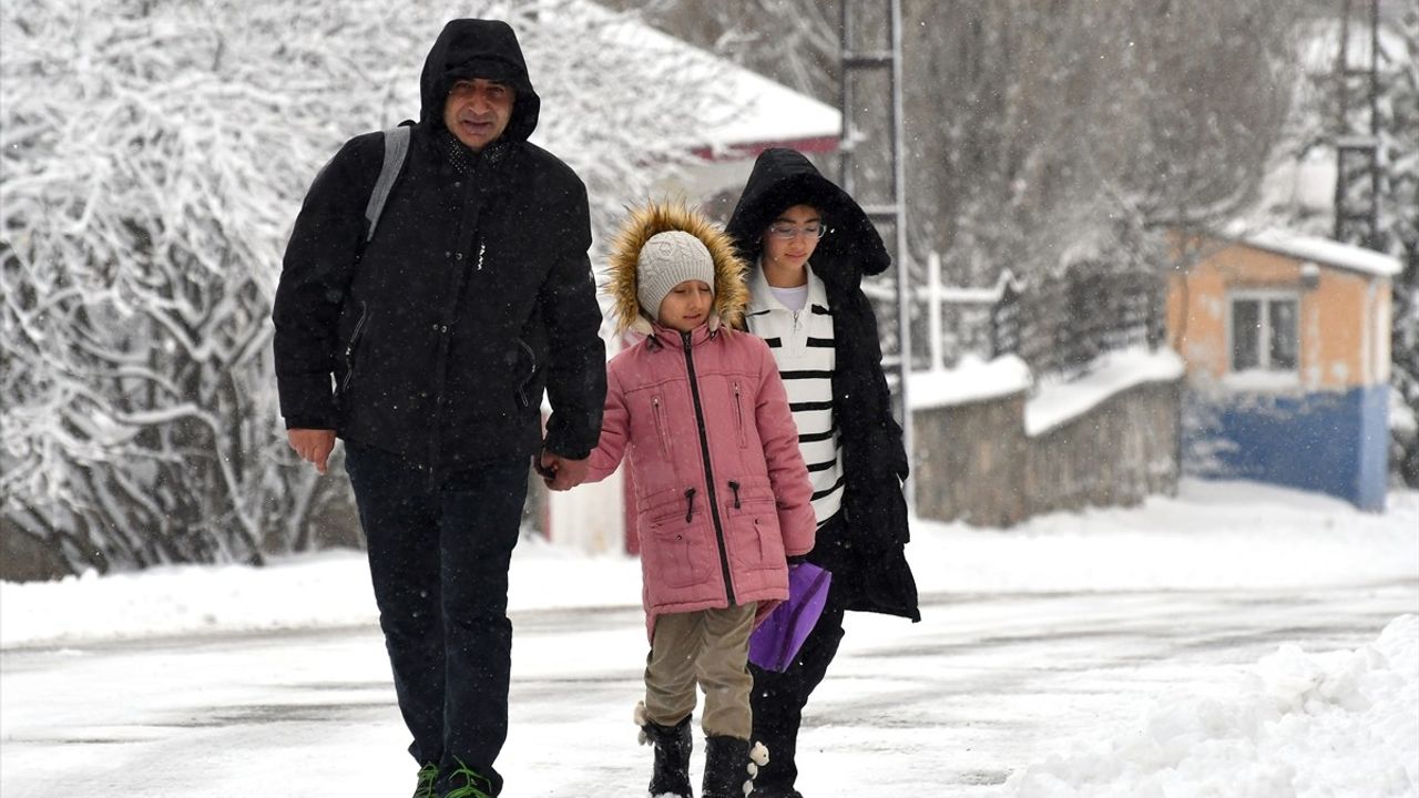 Ardahan ve Kars'ta Yoğun Kar Yağışı Hayatı Olumsuz Etkiledi