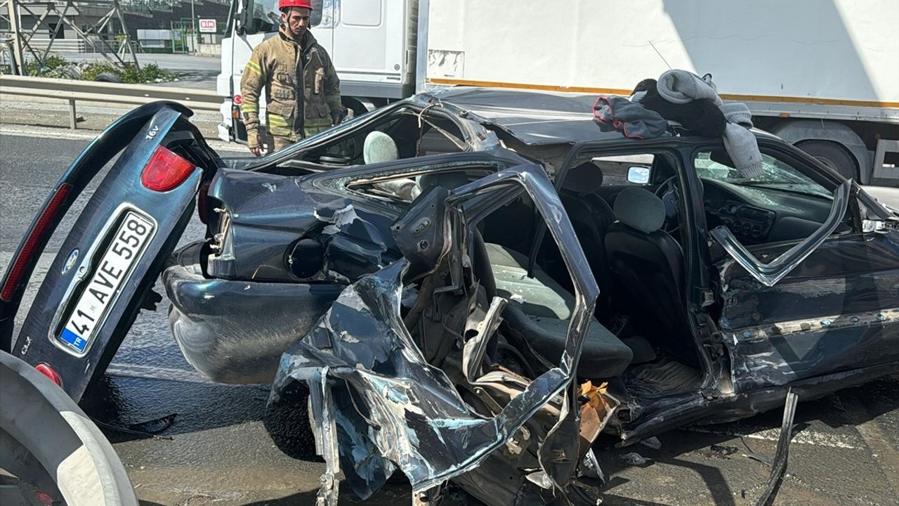 Arnavutköy'de Kamyon ve Otomobil Çarpıştı: 2 Yaralı