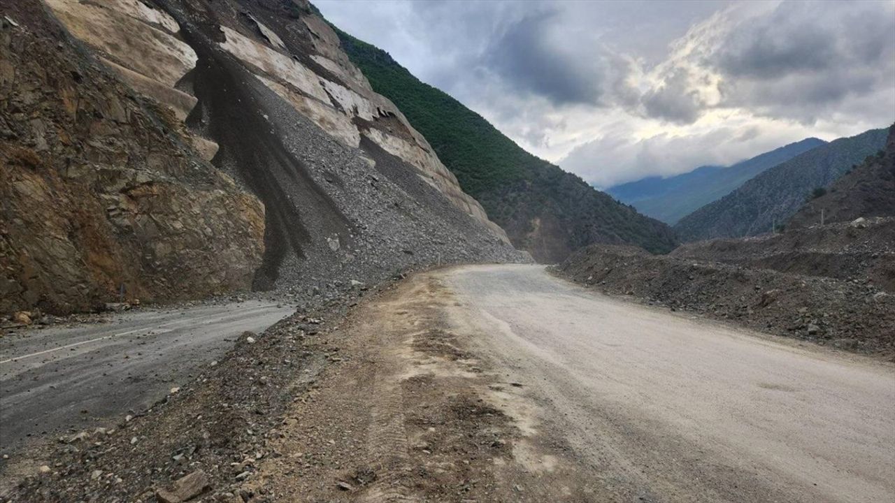 Artvin-Ardahan Kara Yolu Yeniden Heyelanla Ulaşıma Kapandı