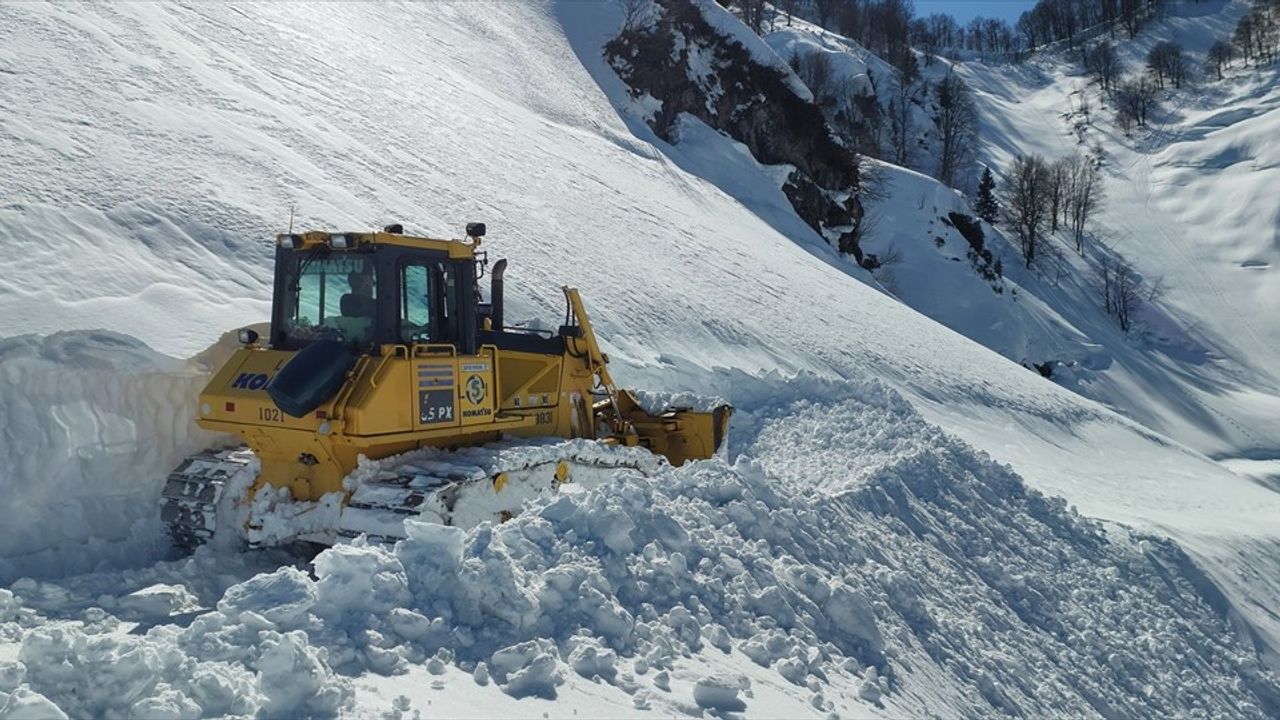Artvin'de Çığ Nedeniyle Kapanan 6 Köy Yolu Yeniden Ulaşıma Açıldı