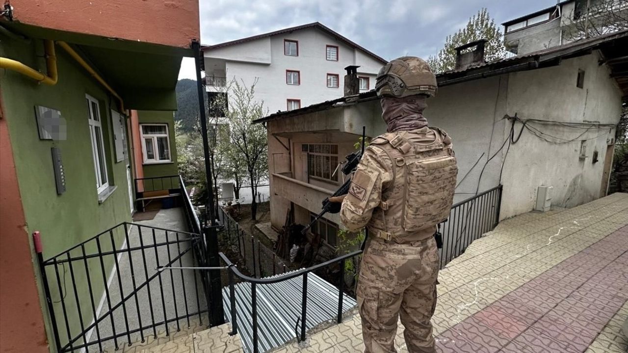 Artvin'de Kaçak Silah Operasyonu: 9 Zanlı Yakalandı