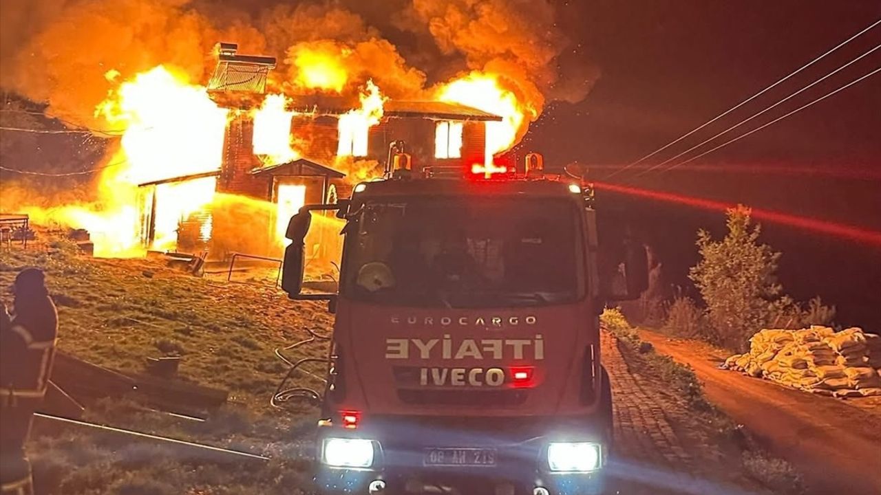 Artvin'de Yangın Faciası: İki Katlı Ahşap Ev Kullanılamaz Hale Geldi