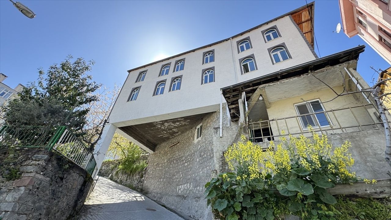 Artvin'deki 52 Yıllık Cami Arazi Koşulları Nedeniyle Yol Olarak Kullanılıyor