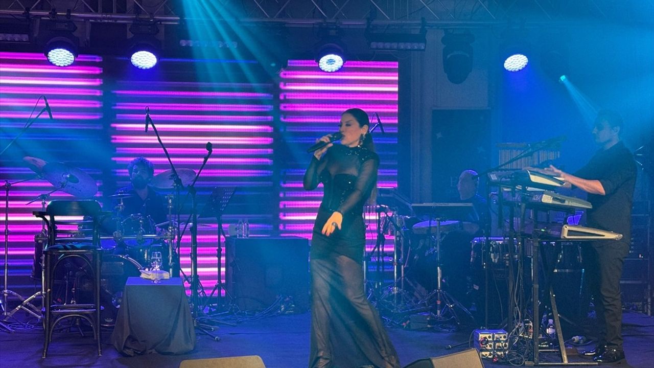 Aşkın Nur Yengi, Antalya'da Duygu Dolu Bir Konser Verdi
