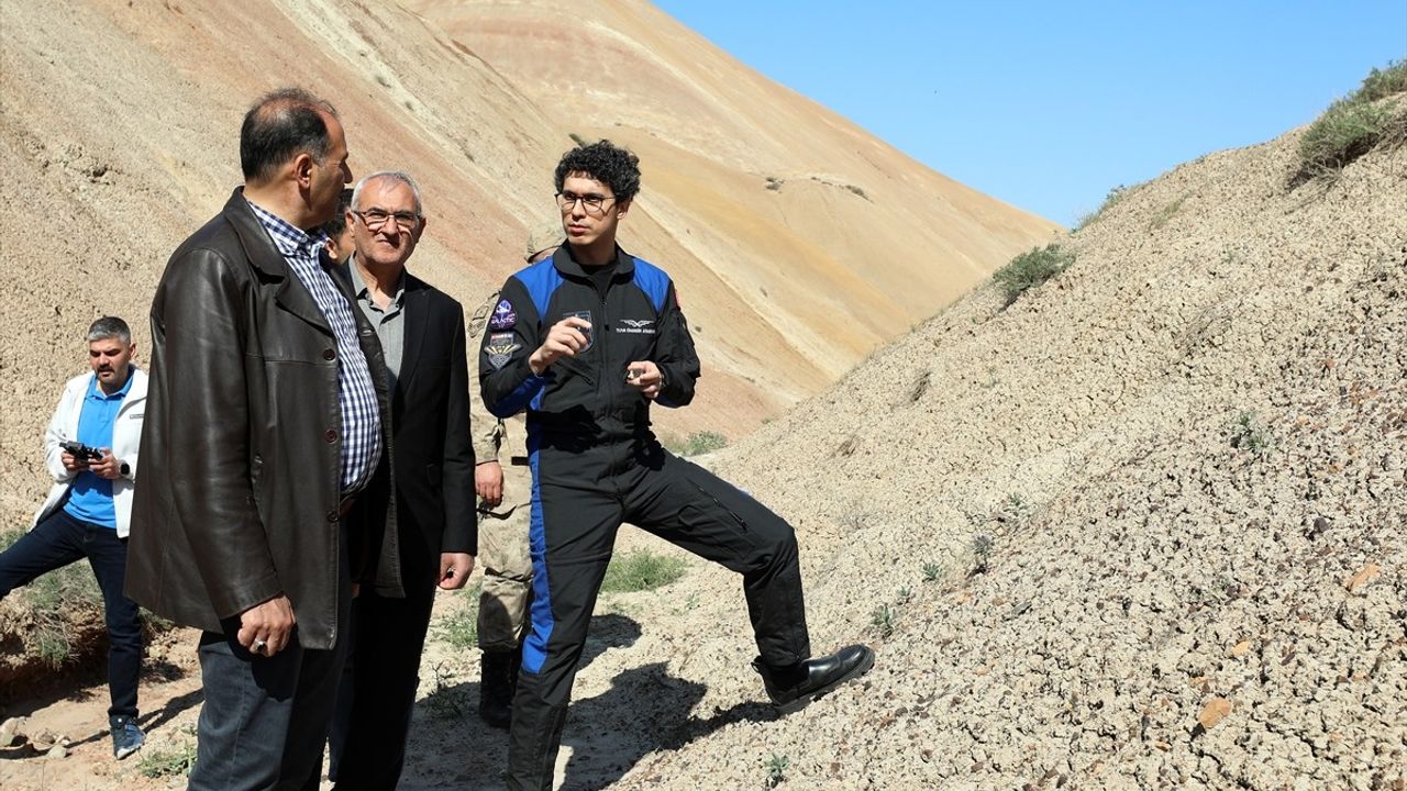 Astronot Atasever Gökkuşağı Tepeleri'ni Keşfetti: Uzay Misyonları İçin İlham Verici!