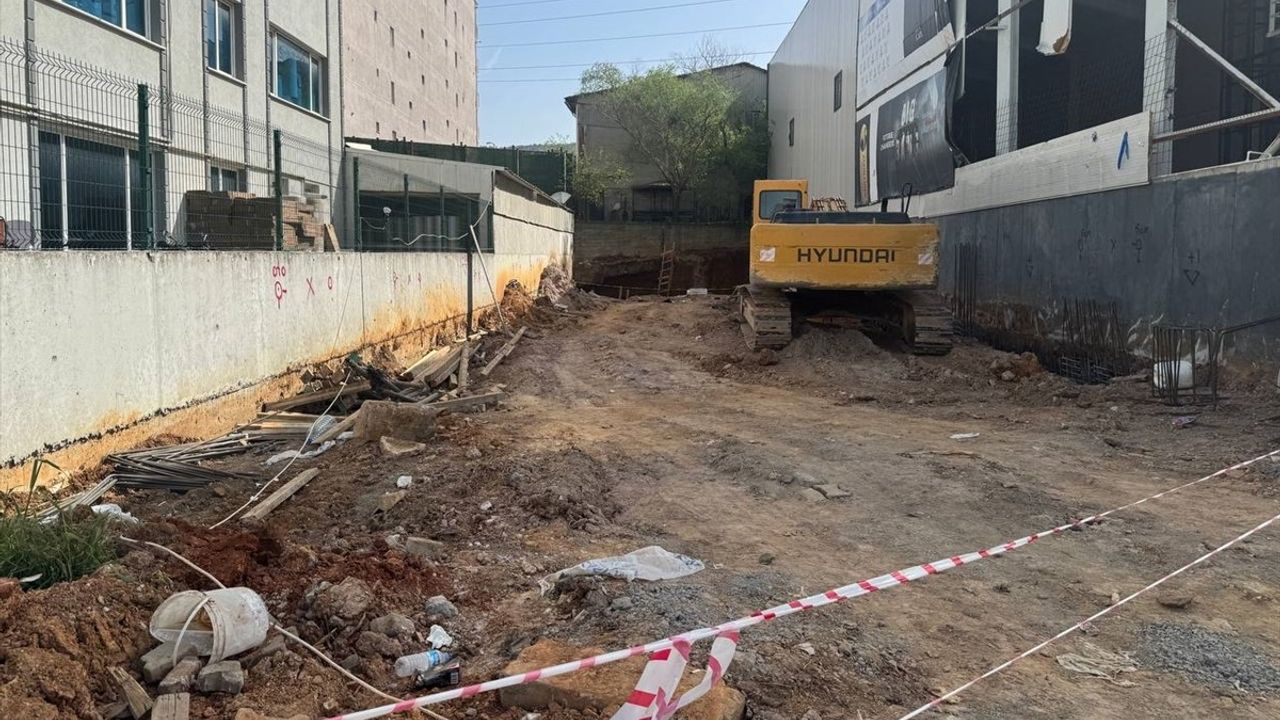 Ataşehir'de İnşaat Göçüğü: 3 İşçi Yaralandı