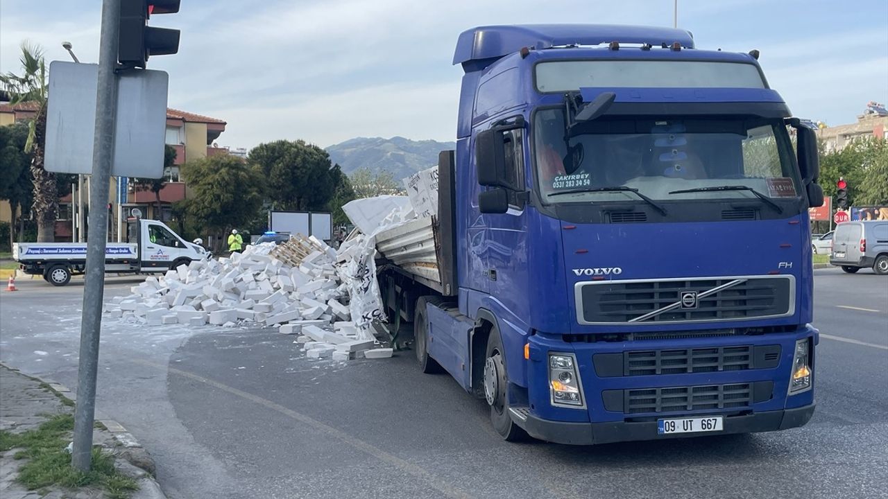 Aydın'da Tırdan Gaz Betonlar Yola Döküldü: Güvenlik Kamerasında Görüntüler