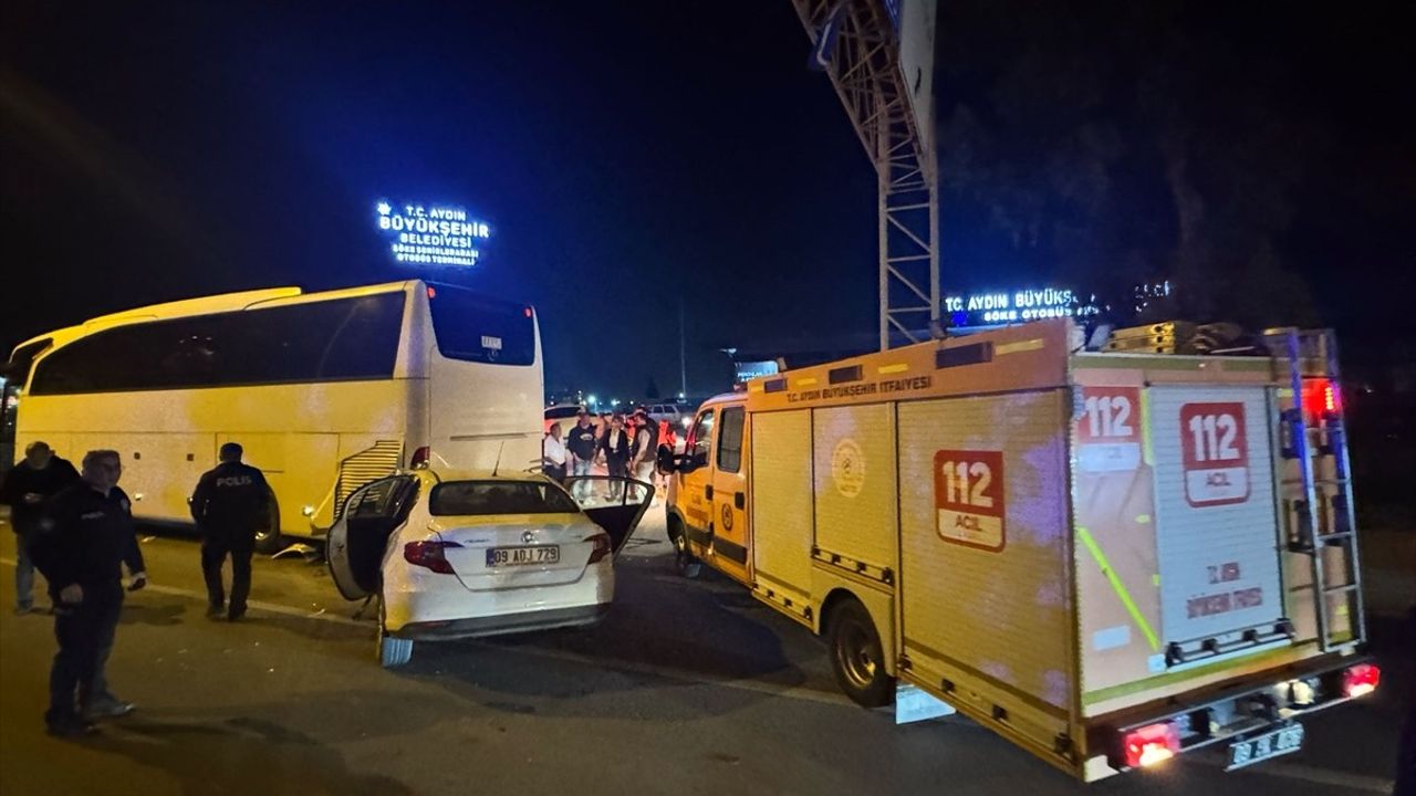 Aydın'da Tur Otobüsüne Çarpan Otomobilde Facia: 1 Ölü, 2 Yaralı