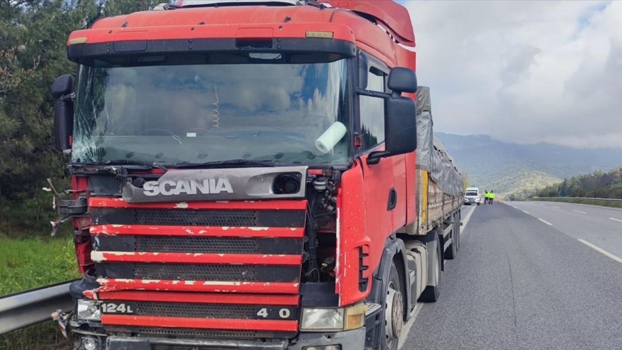 Aydın-İzmir Otoyolu'nda Tır Kazası: Panelvan Sürücüsü Hayatını Kaybetti