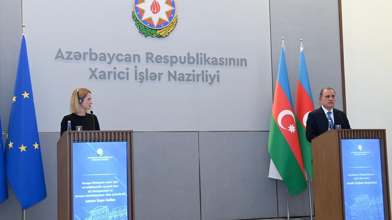 Azerbaycan'dan Erivan ve Paris'e Bayrak Yakma Uyarısı