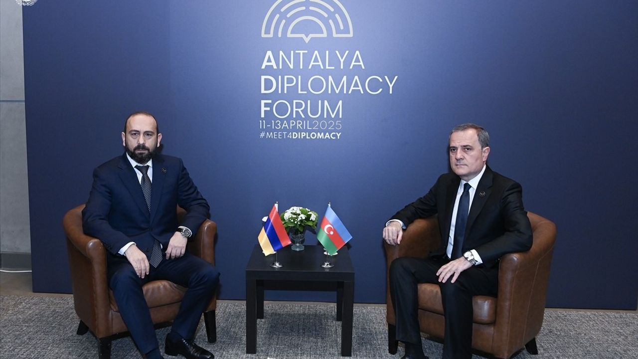 Azerbaycan ve Ermenistan Dışişleri Bakanları Antalya'da Bir Araya Geldi