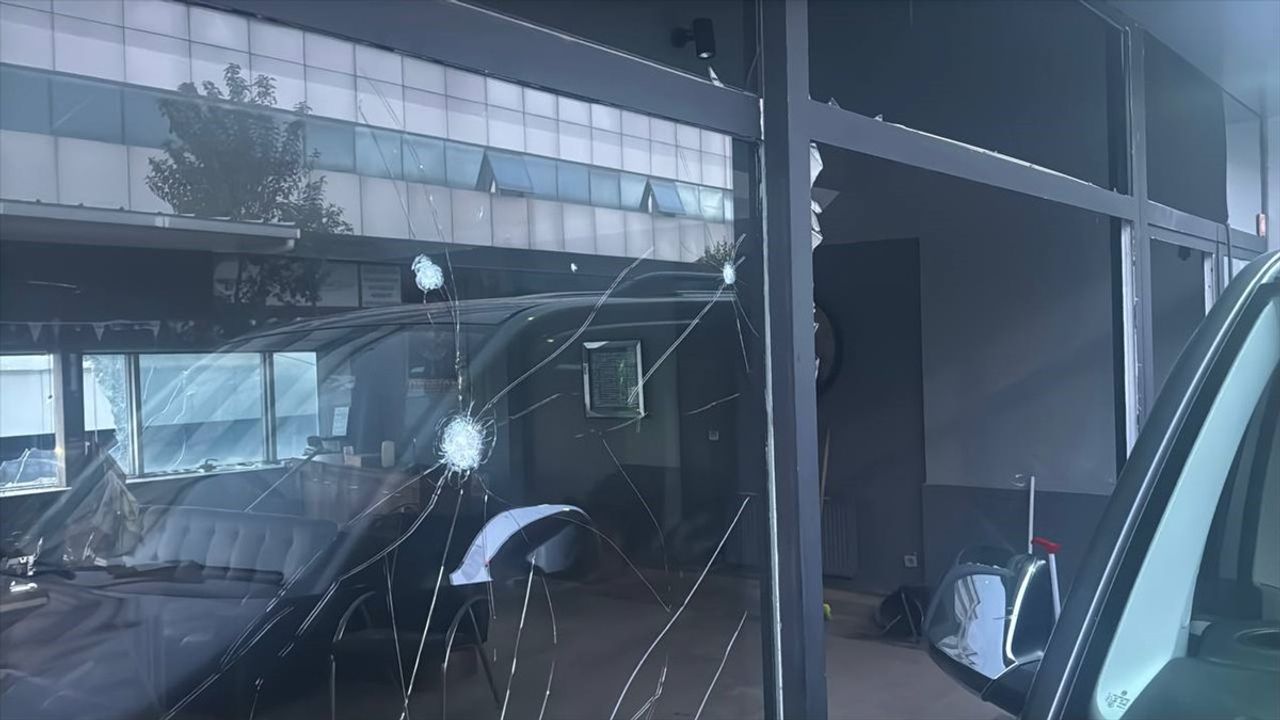 Bağcılar'da Oto Galeride Patlama: El Yapımı Patlayıcı ile Hasar Oluştu