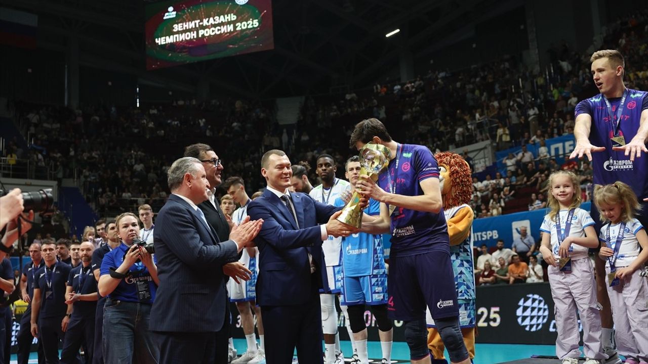 Bakan Bak, Rusya'da Voleybol Finalini İzledi ve Şampiyon Takıma Kupa Verdi
