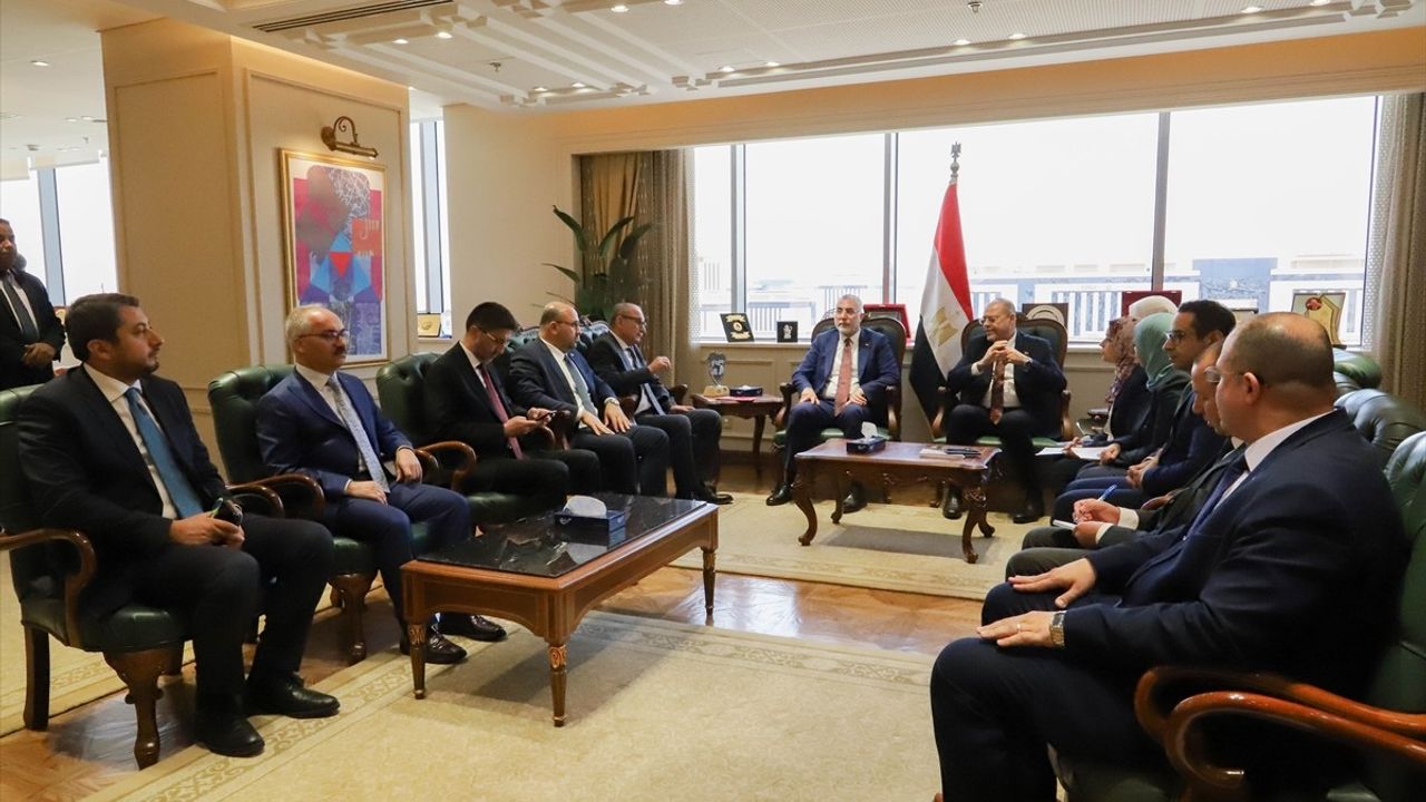 Bakan Işıkhan, Mısır Çalışma Bakanı ile Kahire'de Görüştü
