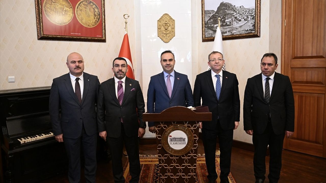 Bakan Kacır Kars'ta Tarihi Ziyaretler Gerçekleştirdi