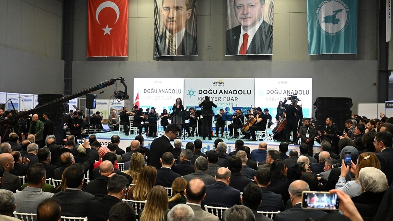Bakan Kacır, Van'da Doğu Anadolu Kariyer Fuarı'nın Açılışını Yaptı