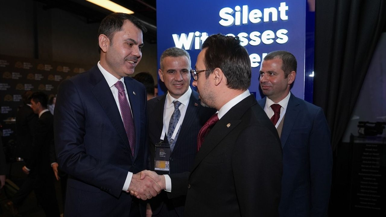 Bakan Kurum, Antalya Diplomasi Forumu'nda AA Standını Ziyaret Etti