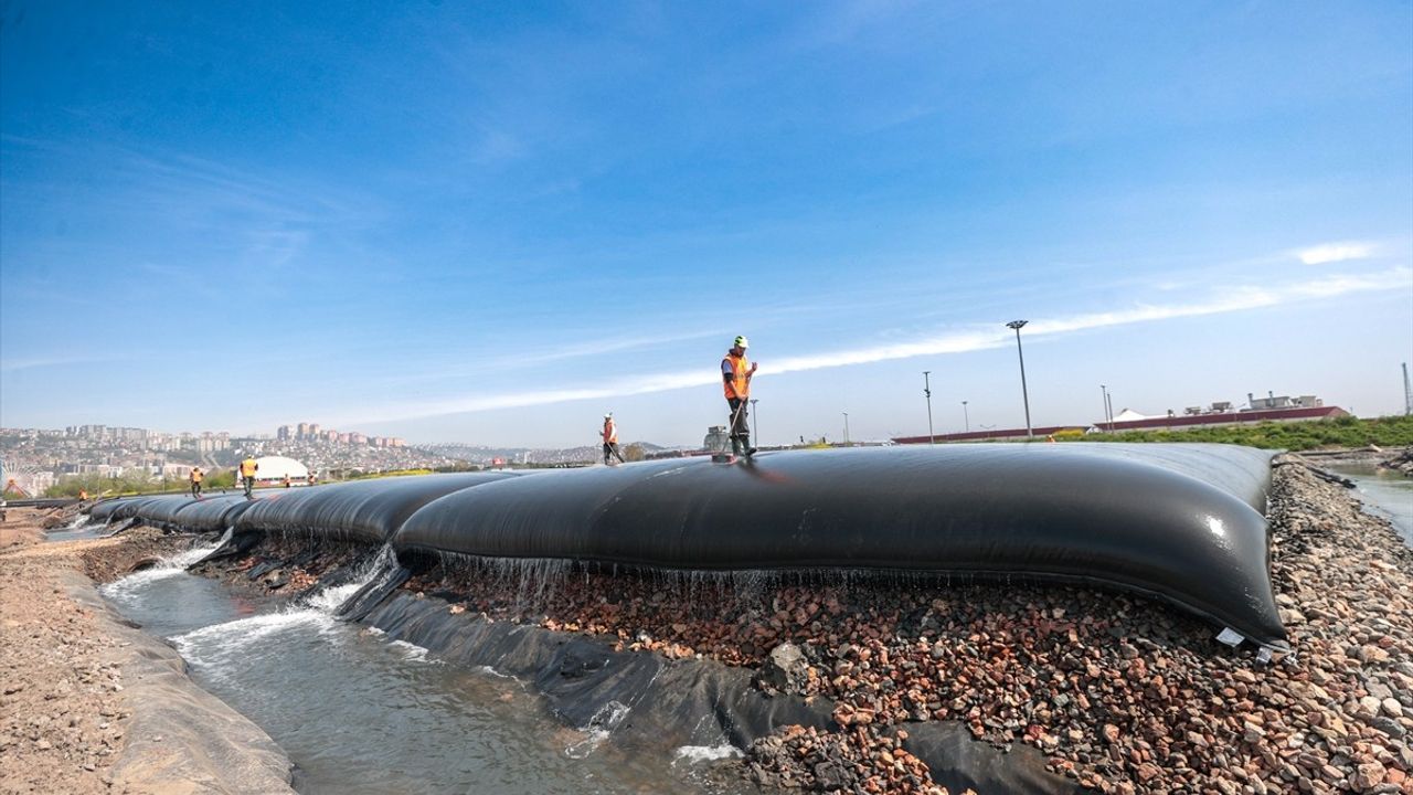 Bakan Kurum, İzmit Körfezi'nde Dip Çamuru Temizliği Projesini İnceledi