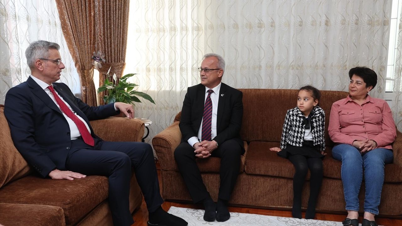 Bakan Memişoğlu, Şehit Teğmen Nizam'ın Ailesini Ziyaret Etti