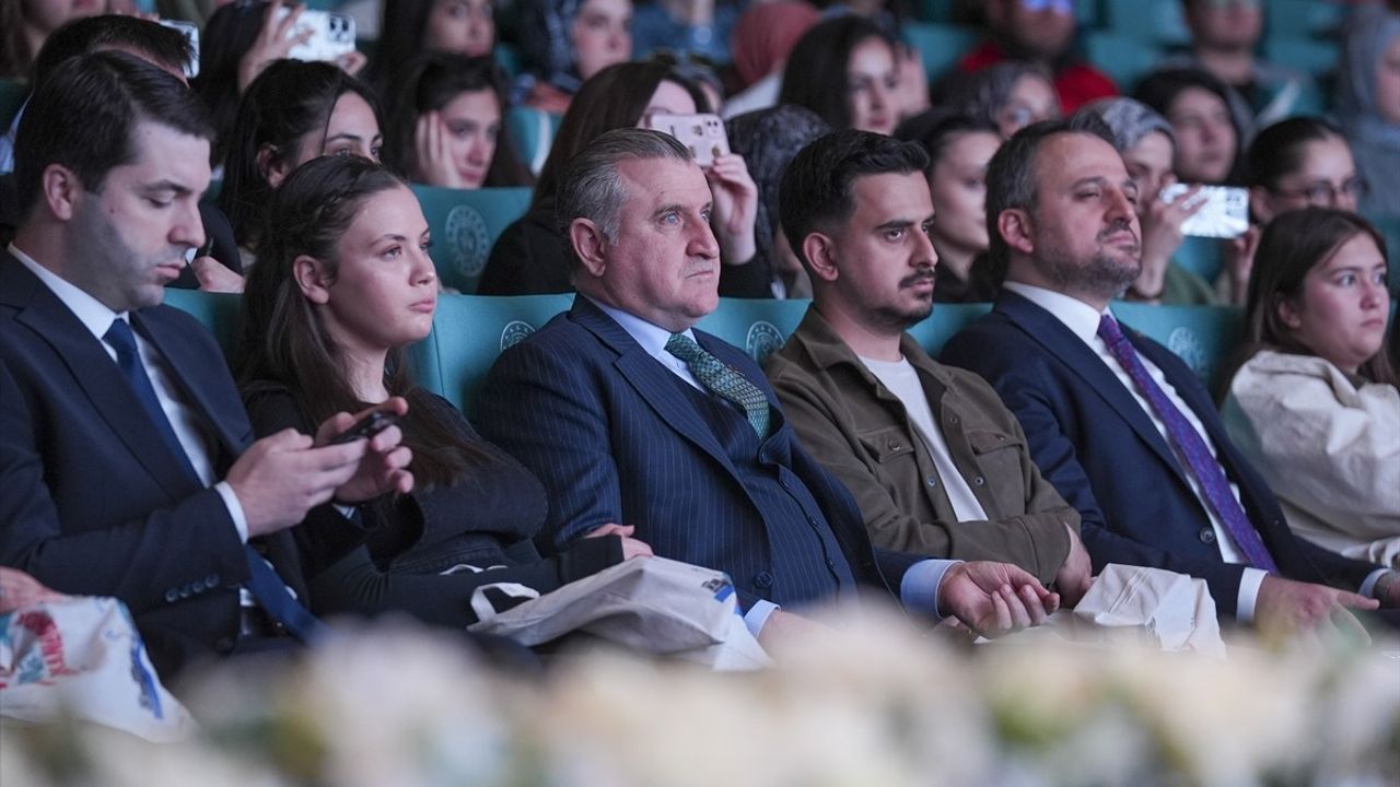 Bakan Osman Aşkın Bak, Gençlerle Buluşarak Kültürel Değerleri Vurguladı