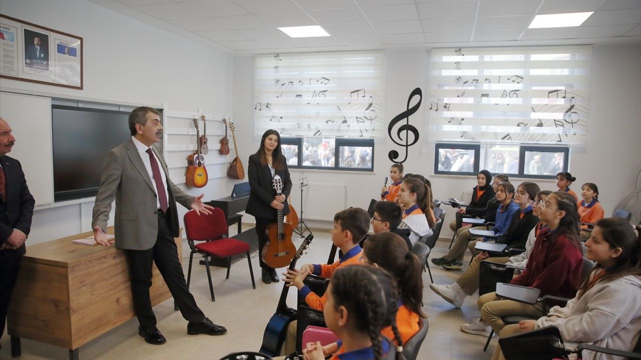 Bakan Tekin, Çorum'da Selin Şahin Ortaokulu Açılışında Varlık İçin Teşekkür Etti