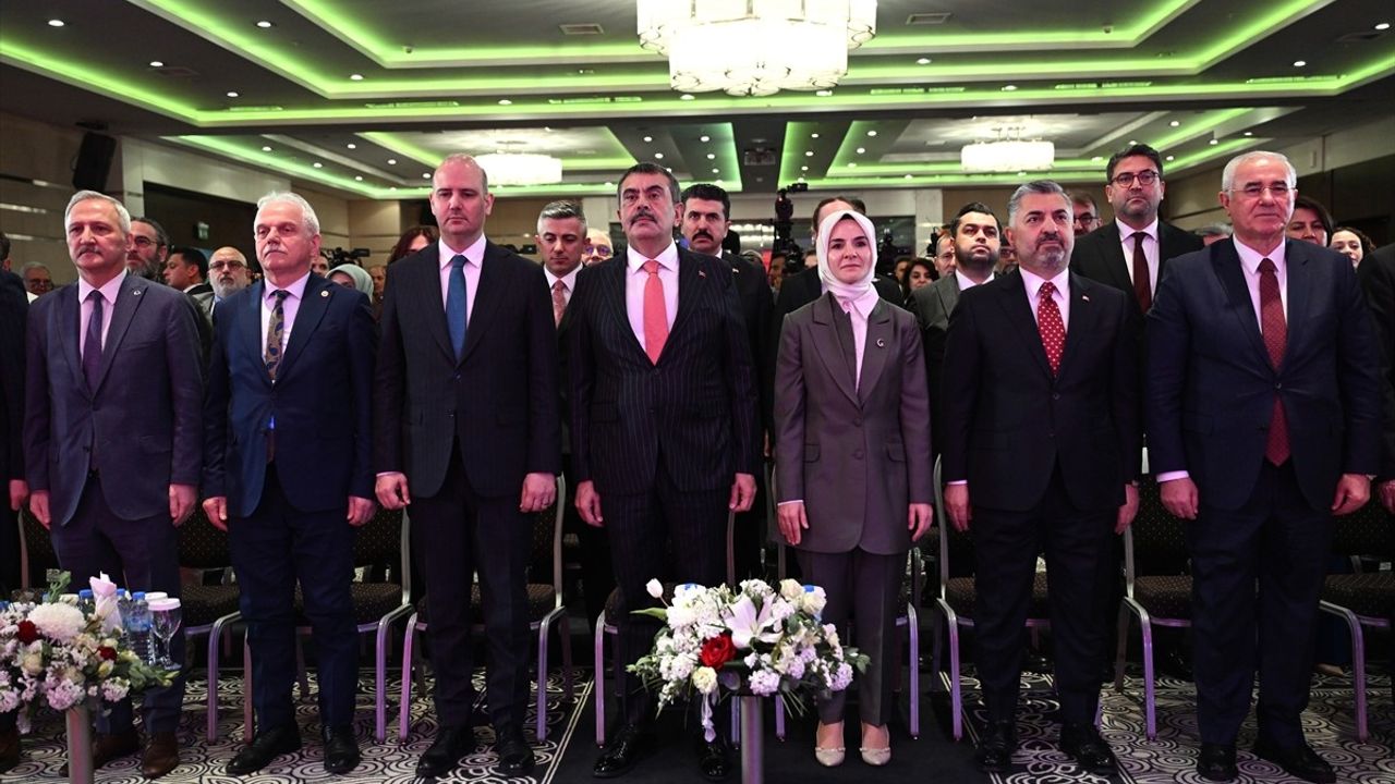 Bakan Tekin: Medya, Çocuklarımızın Geleceği İçin Tehlike Arz Ediyor